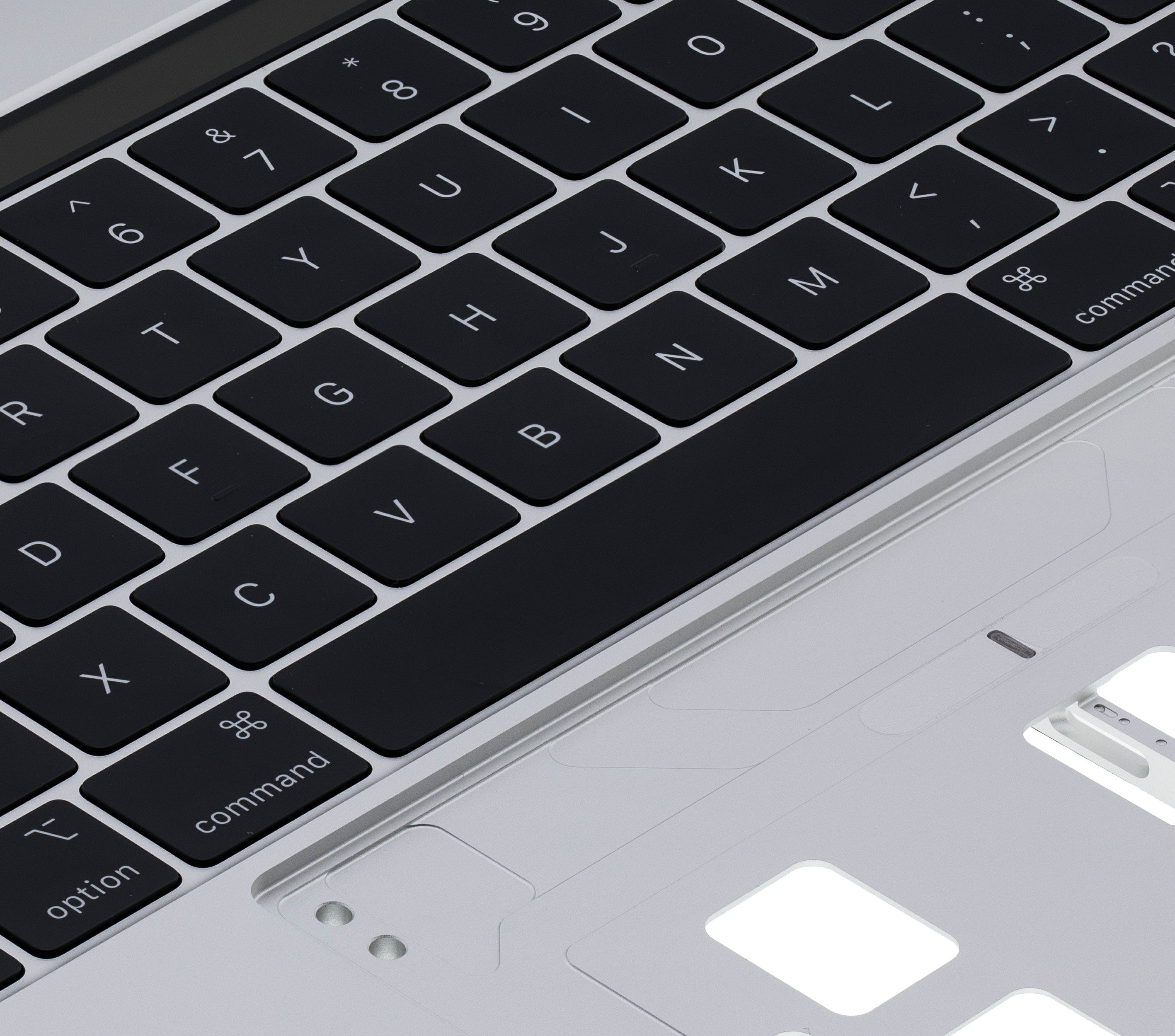 SILVER TOP CASE WITH KEYBOARD (US ENGLISH) FOR MACBOOK PRO 15" TOUCH BAR A1990 (LATE 2018 / EARLY 2019) (USED OEM PULL: COSMETIC GRADE: NEW)